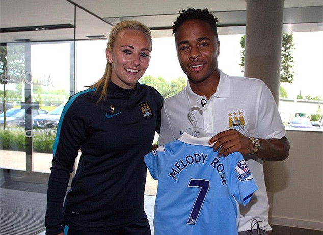 阿莫林抱头无奈！曼联队长补时踢飞空门+2次高射炮 尴尬40射门0球